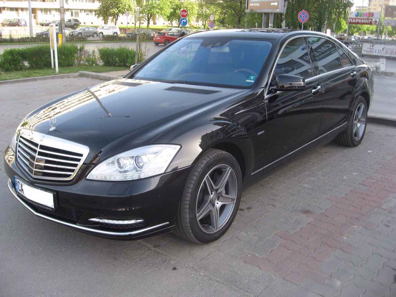 Инфинити QX70 луксозен джип под наем, наличен само при нас Червен Мерцедес S клас под наем за абитуриентски бал. Луксозна кола под наем